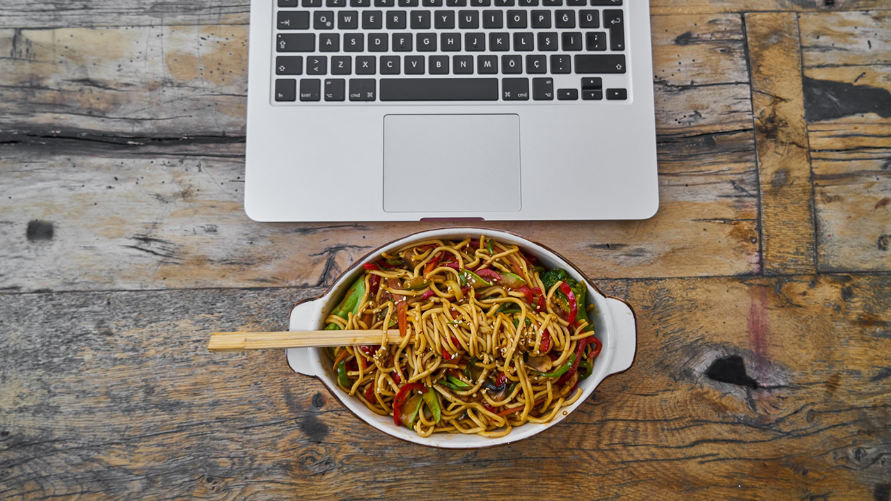 Eating at your desk is becoming increasingly common, but this is a bad habit we should be rallying against? Photo by Engin Akyurt on Unsplash